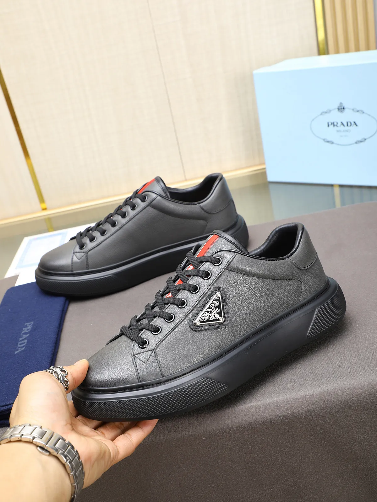Men's shoes 💰460 Prada/Prada Men's new casual shoes, this upper is made of imported calfskin + sheep lining! The outside is decorated with the P family's classic metal triangle enamel logo, and the outsole is made of non-slip sports foam ultra-light outsole, which feels good on the feet and is a fashionable and fashionable item!  Size: 38-44 (45 customized)